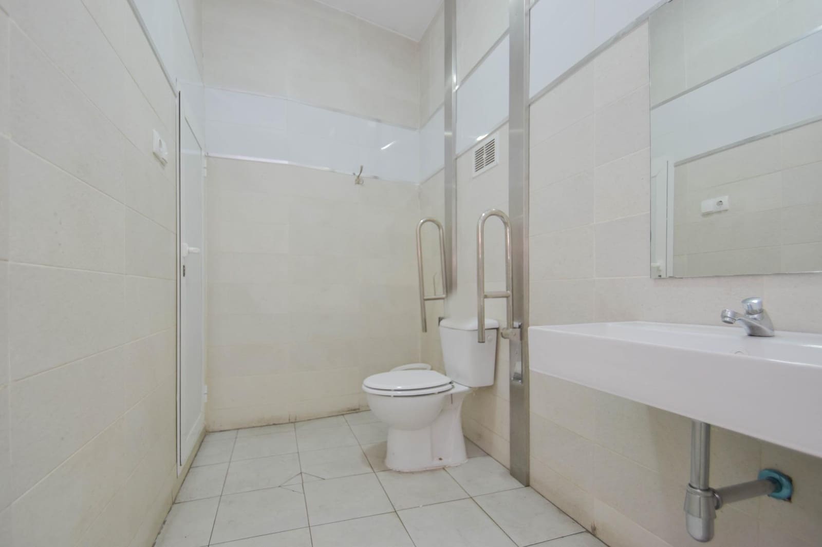 Komercyjne do wynajęcia w Miasto Grenada - 1 000 € (Ref: 7810515)