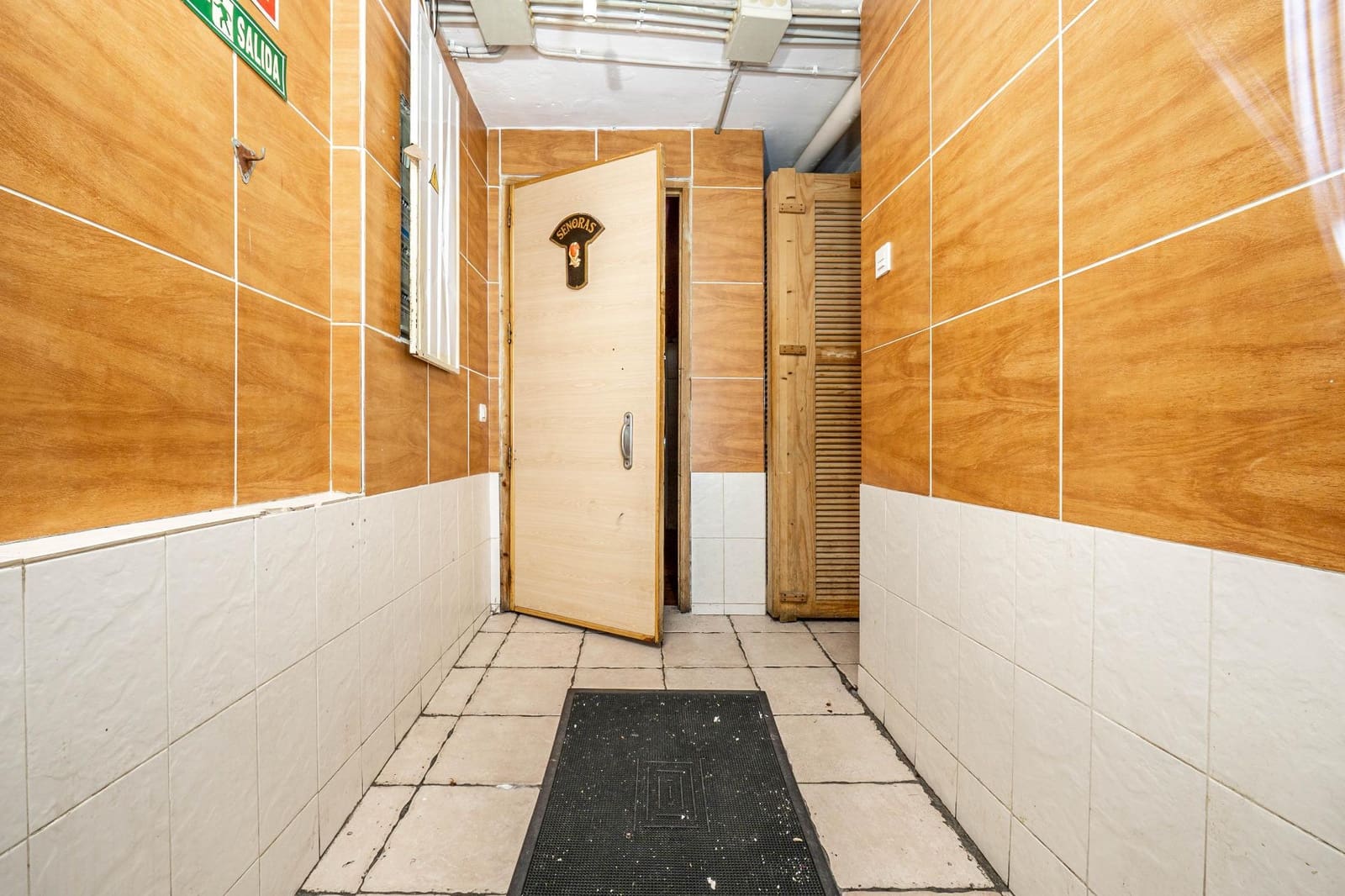 Erhverv til salg i Granada by - € 214.900 (Ref: 8016817)