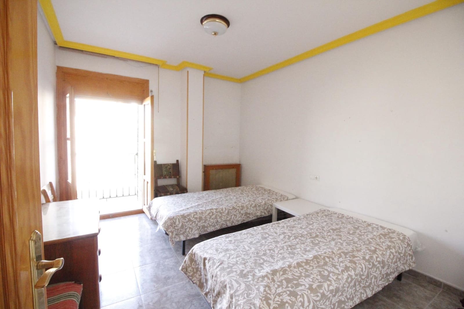 8 soveværelse Byhus til salg i Baza med garage - € 175.000 (Ref: 8134128)