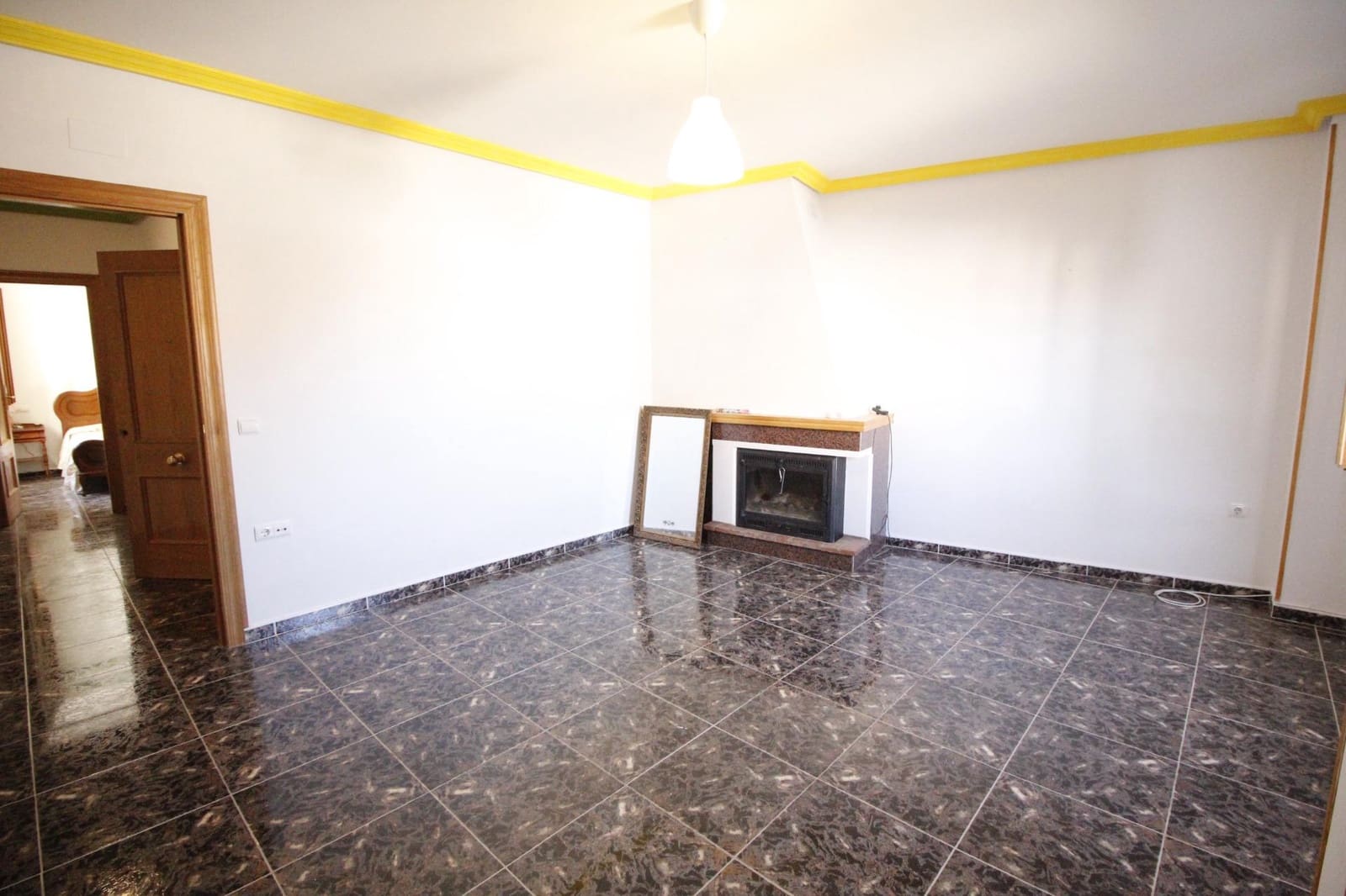 8 soveværelse Byhus til salg i Baza med garage - € 175.000 (Ref: 8134128)