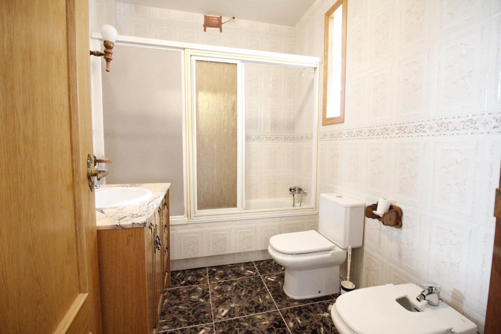 8 soveværelse Byhus til salg i Baza med garage - € 175.000 (Ref: 8134128)