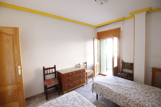 8 soveværelse Byhus til salg i Baza med garage - € 175.000 (Ref: 8134128)