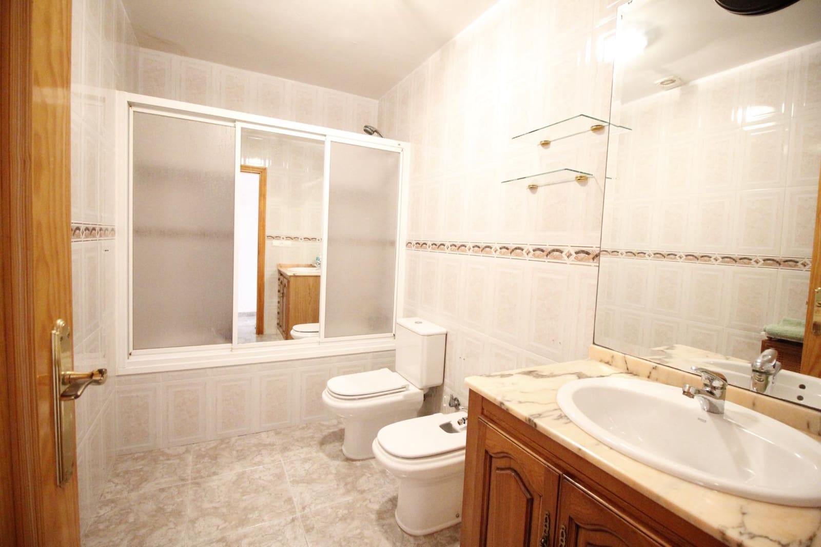 8 soveværelse Byhus til salg i Baza med garage - € 175.000 (Ref: 8134128)