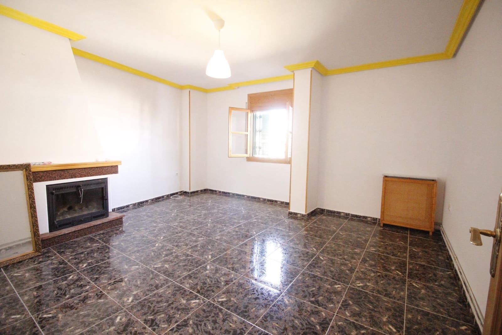 8 soveværelse Byhus til salg i Baza med garage - € 175.000 (Ref: 8134128)