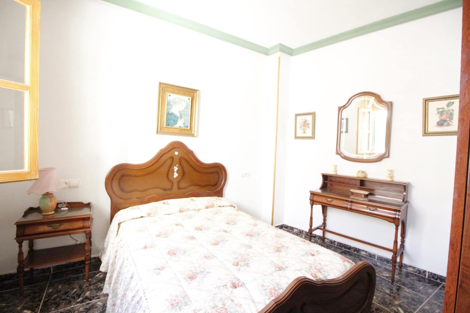 8 soveværelse Byhus til salg i Baza med garage - € 175.000 (Ref: 8134128)