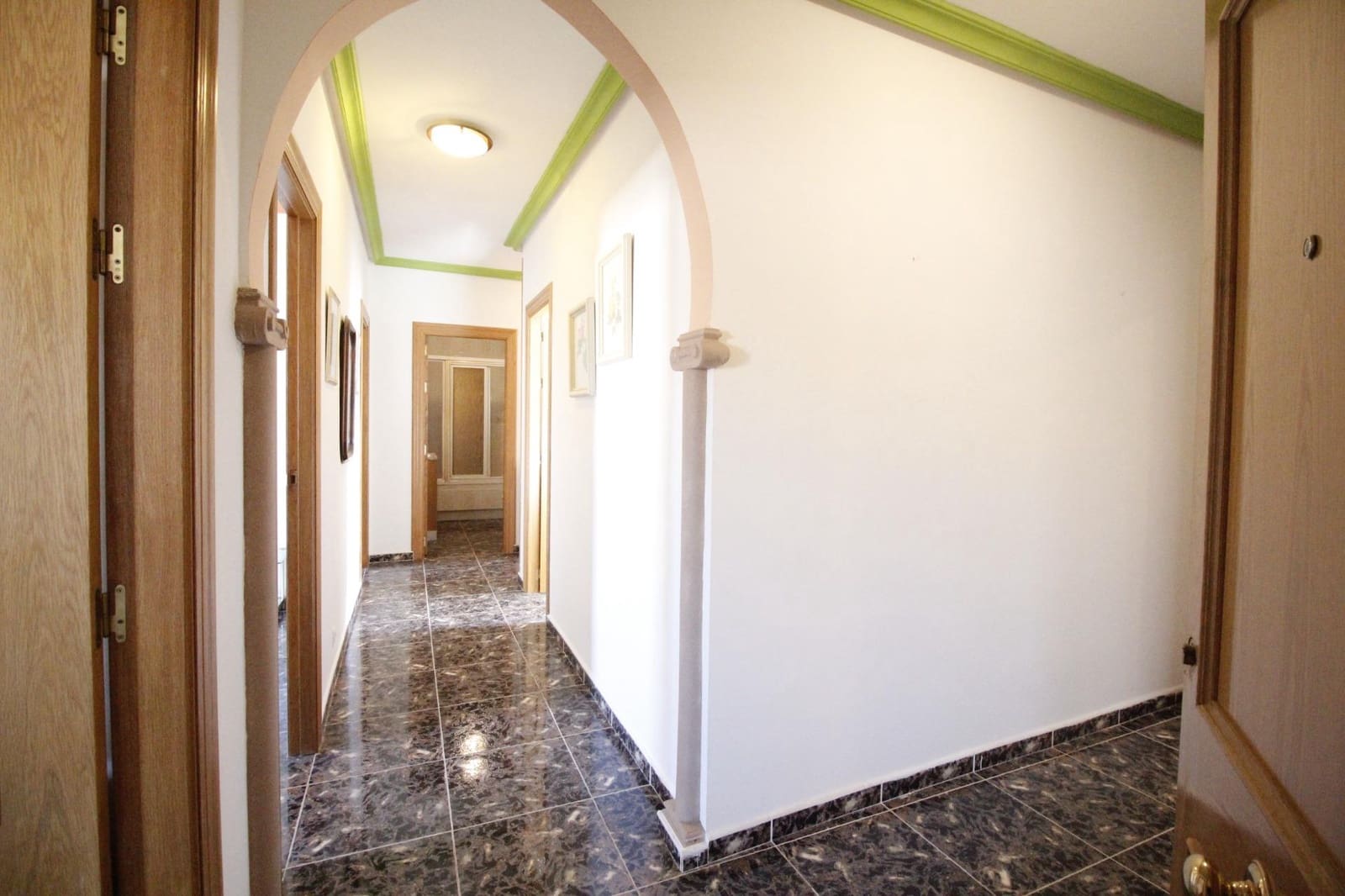 8 soveværelse Byhus til salg i Baza med garage - € 175.000 (Ref: 8134128)