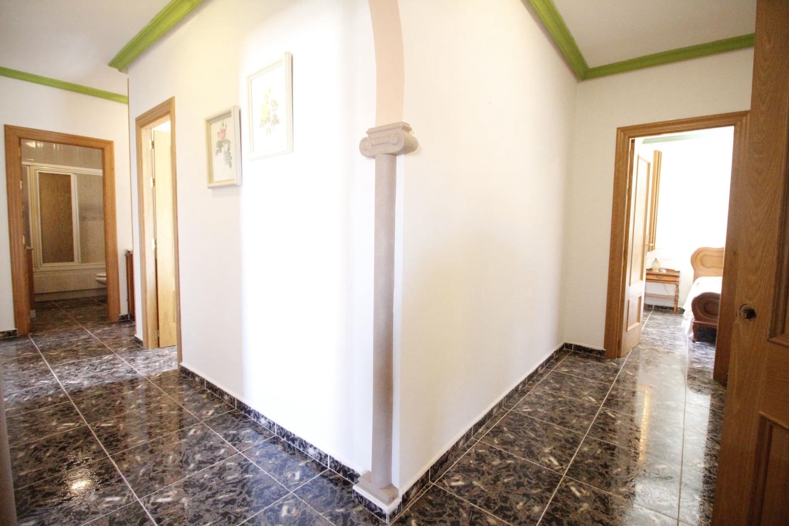 8 soveværelse Byhus til salg i Baza med garage - € 175.000 (Ref: 8134128)