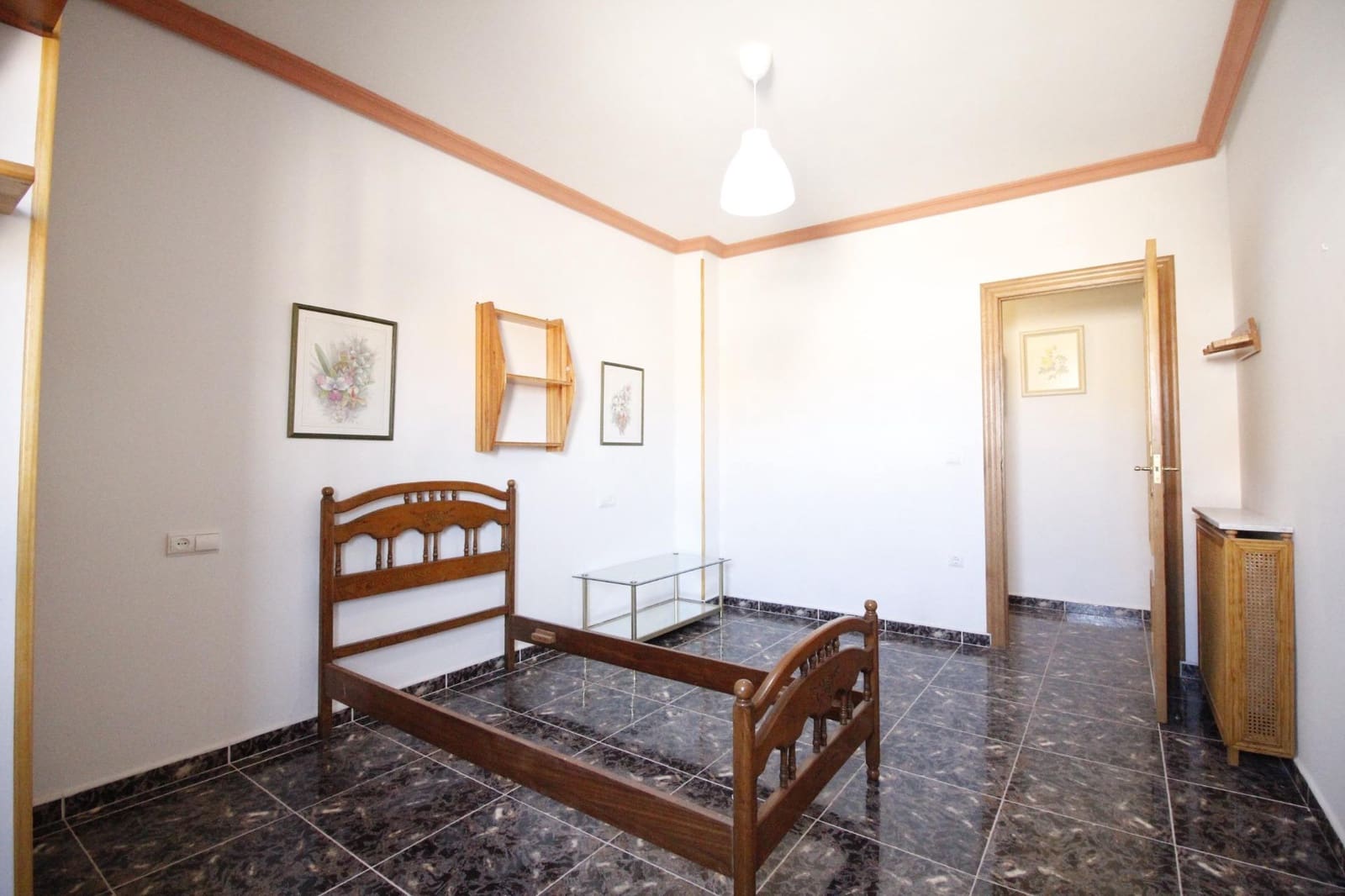 8 soveværelse Byhus til salg i Baza med garage - € 175.000 (Ref: 8134128)