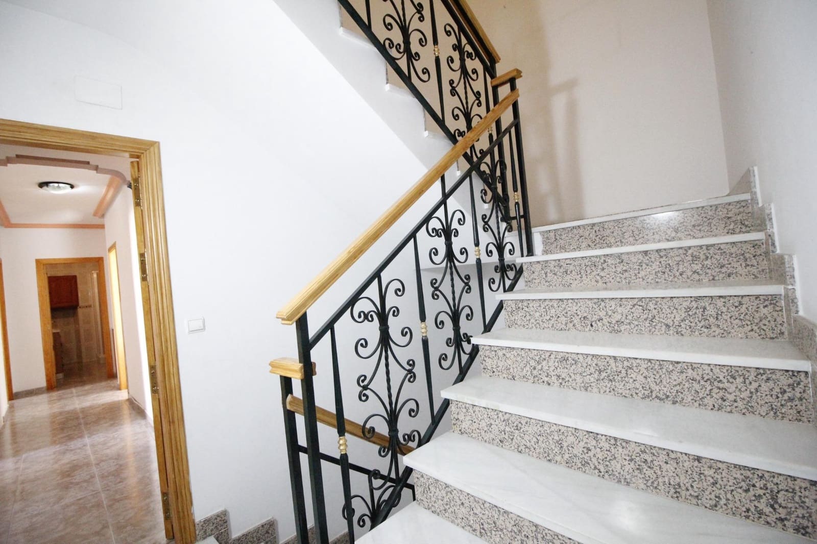 8 soveværelse Byhus til salg i Baza med garage - € 175.000 (Ref: 8134128)