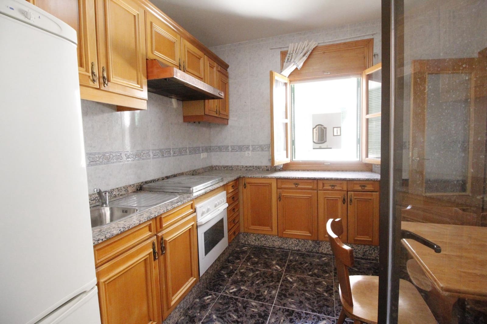 8 soveværelse Byhus til salg i Baza med garage - € 175.000 (Ref: 8134128)