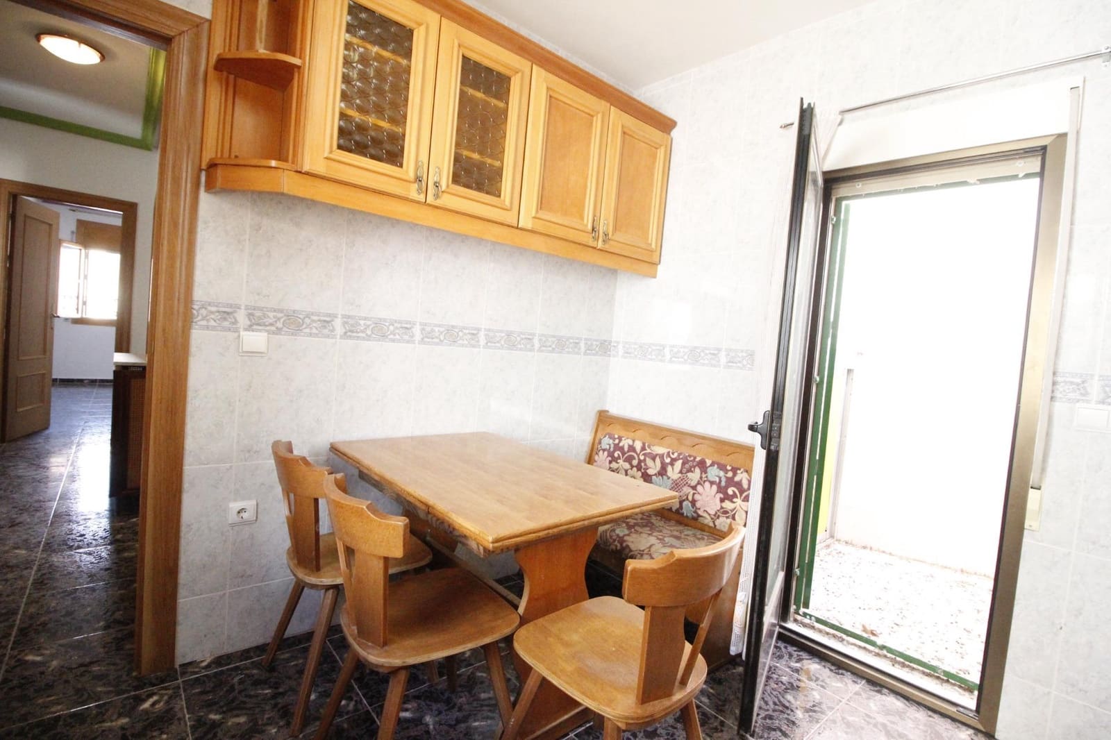 8 soveværelse Byhus til salg i Baza med garage - € 175.000 (Ref: 8134128)