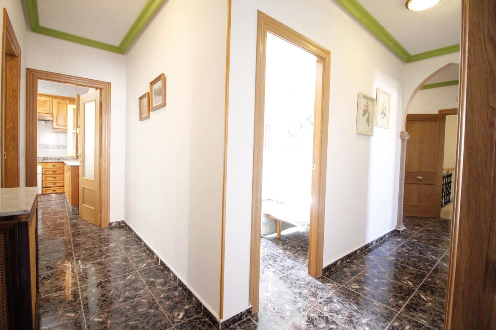 8 soveværelse Byhus til salg i Baza med garage - € 175.000 (Ref: 8134128)