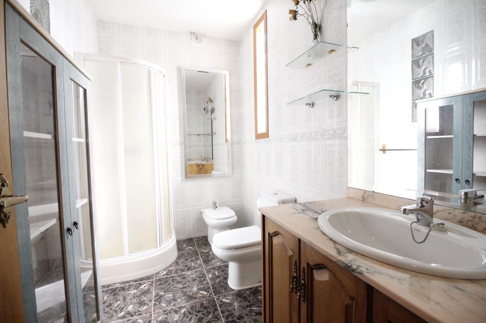 8 soveværelse Byhus til salg i Baza med garage - € 175.000 (Ref: 8134128)