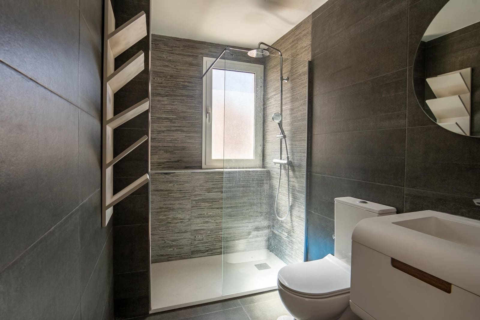 4 soveværelse Villa til salg i Dilar med swimmingpool garage - € 280.000 (Ref: 8439049)