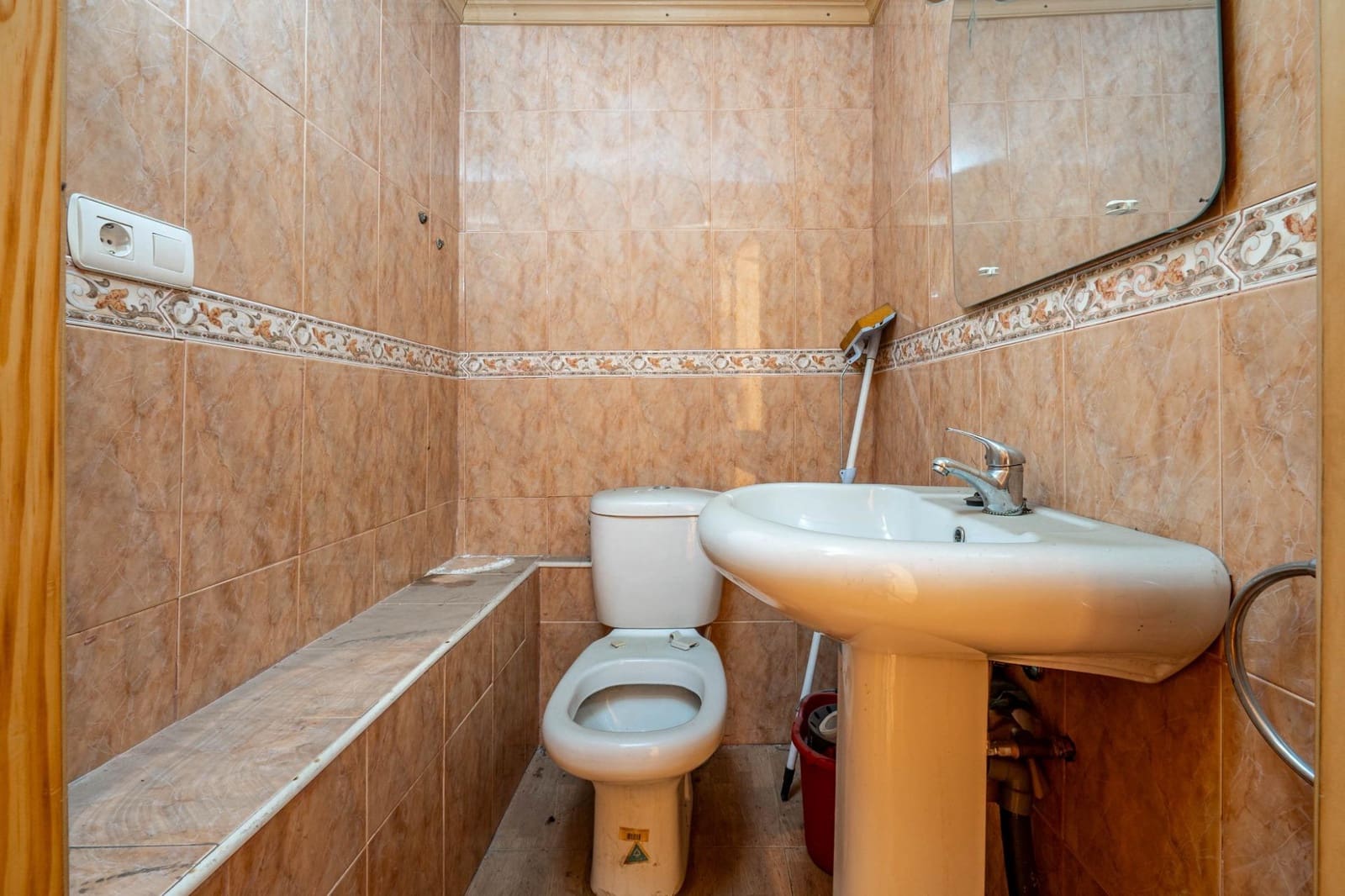 Erhverv til salg i Granada by - € 57.000 (Ref: 8454967)