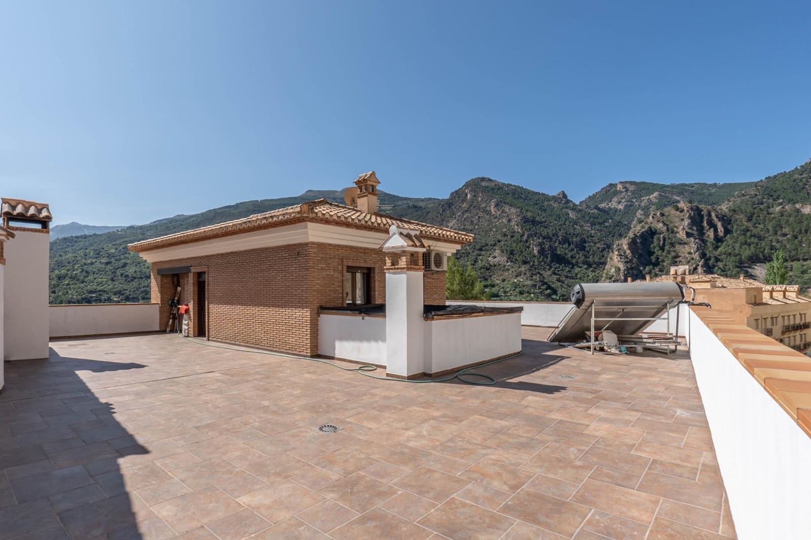 8 soveværelse Byhus til salg i Guejar Sierra - € 900.000 (Ref: 8623271)