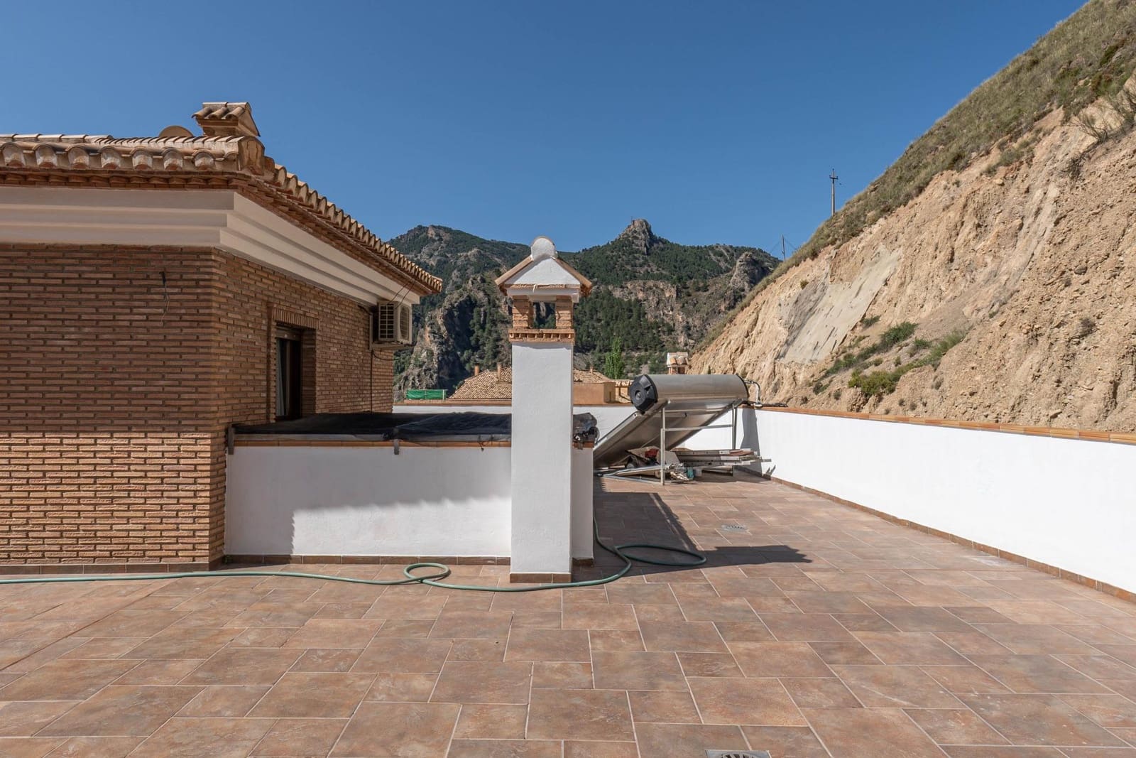 8 soveværelse Byhus til salg i Guejar Sierra - € 900.000 (Ref: 8623271)