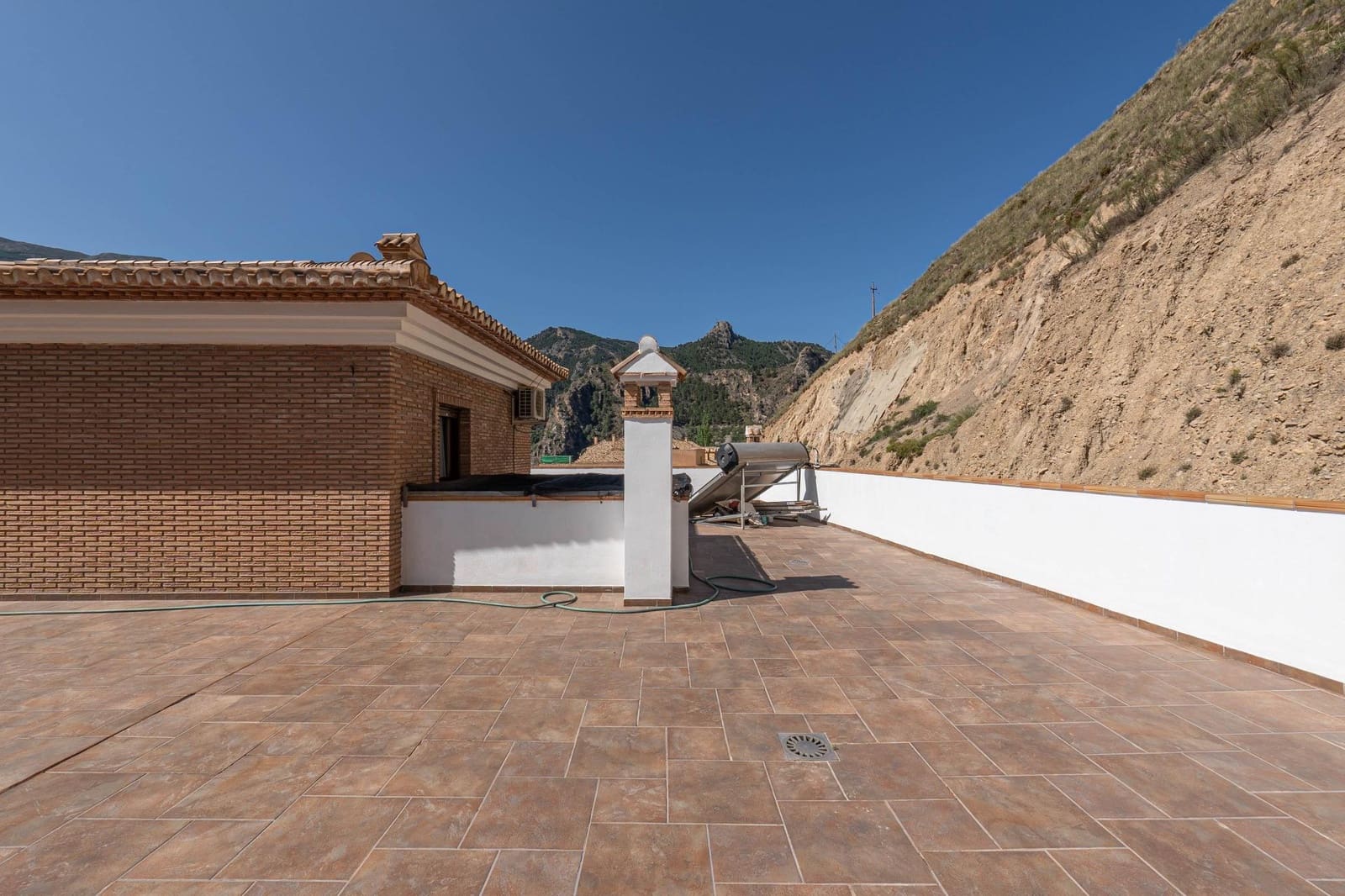 8 soveværelse Byhus til salg i Guejar Sierra - € 900.000 (Ref: 8623271)