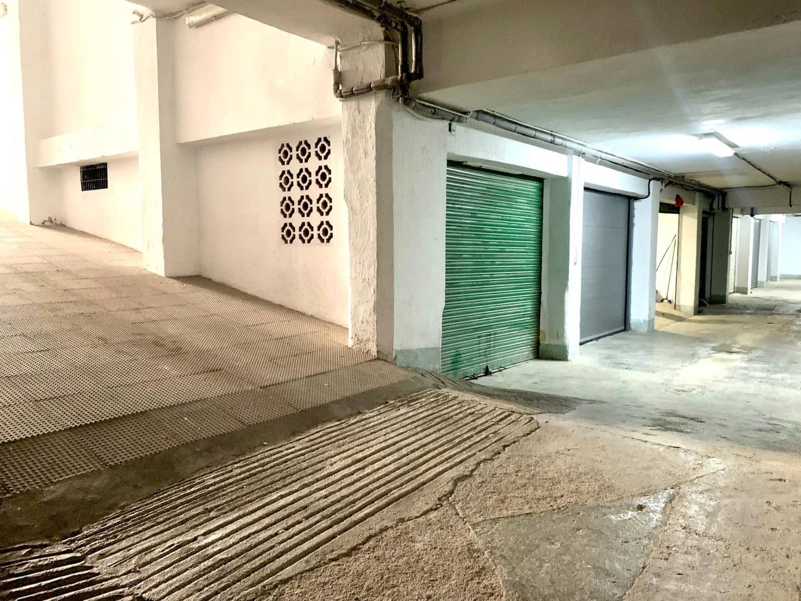 Commercieel te koop in Granada stad met garage - € 35.000 (Ref: 8897125)