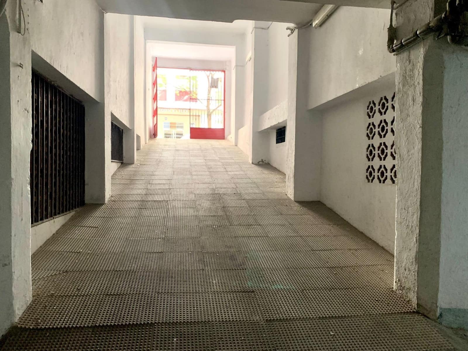Commercieel te koop in Granada stad met garage - € 35.000 (Ref: 8897125)