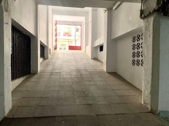 Commercial for sale in Granada city with garage - € 35,000 (Ref: 8897125)