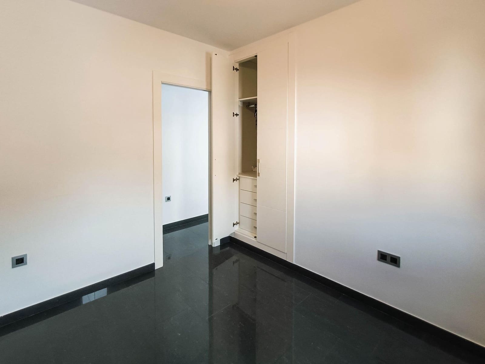 3 bedroom Villa for sale in Alhama de Granada with garage - € 143,000 (Ref: 8897133)