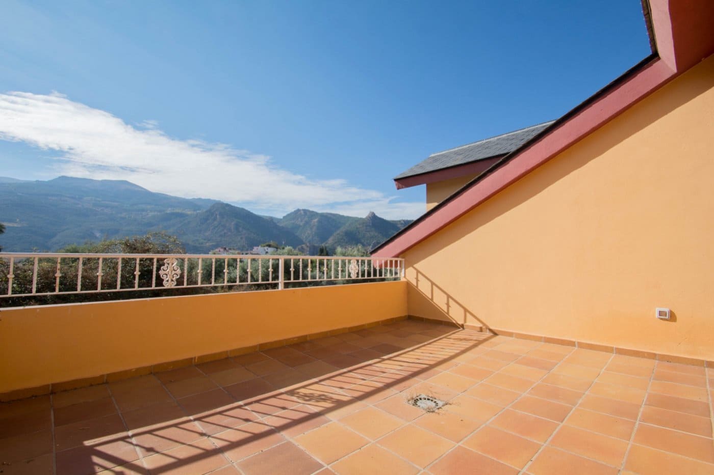 4 soveværelse Villa til salg i Guejar Sierra med swimmingpool garage - € 314.900 (Ref: 8905674)