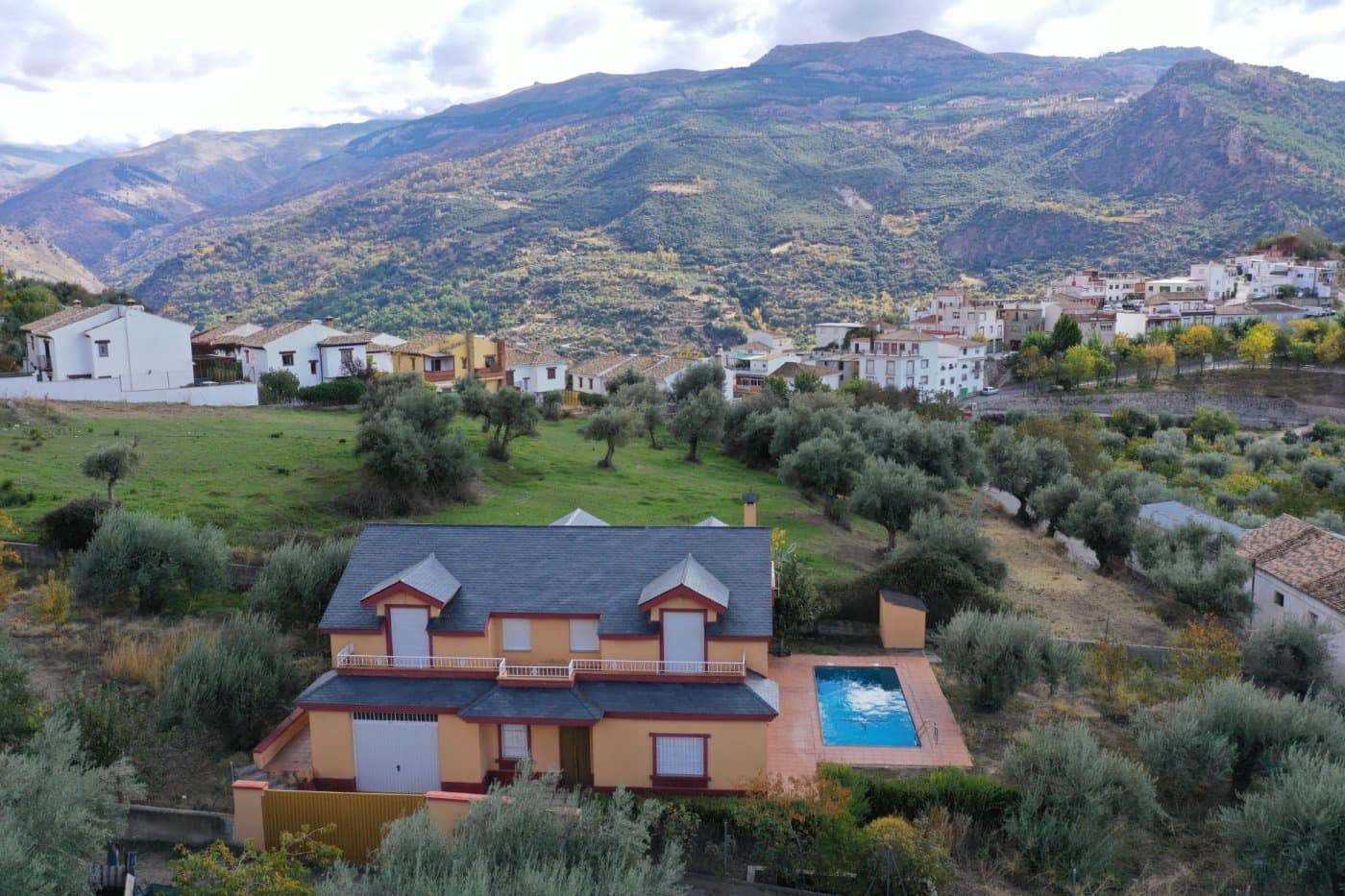 4 soveværelse Villa til salg i Guejar Sierra med swimmingpool garage - € 314.900 (Ref: 8905674)