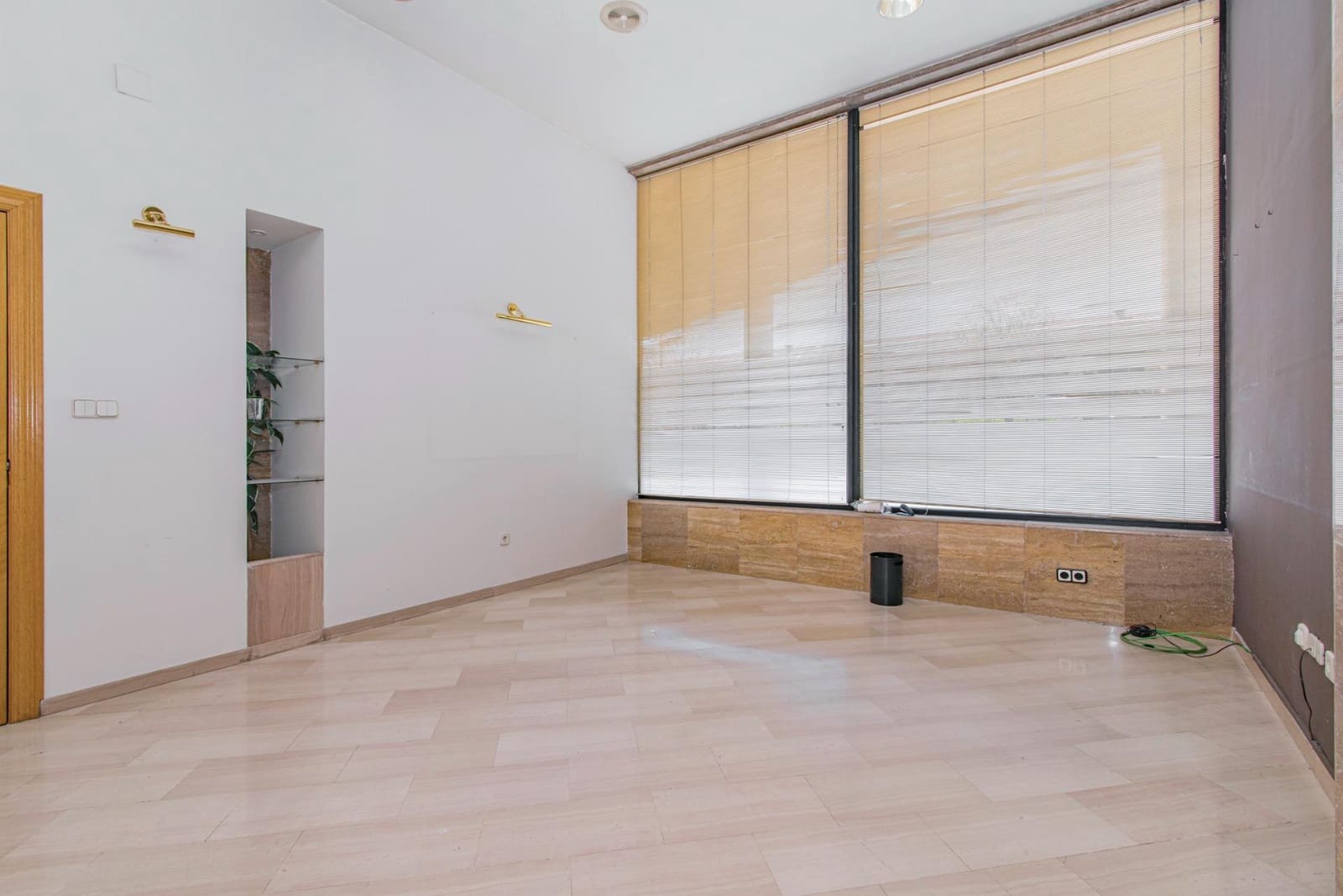 Erhverv til salg i Granada by - € 349.900 (Ref: 8943960)