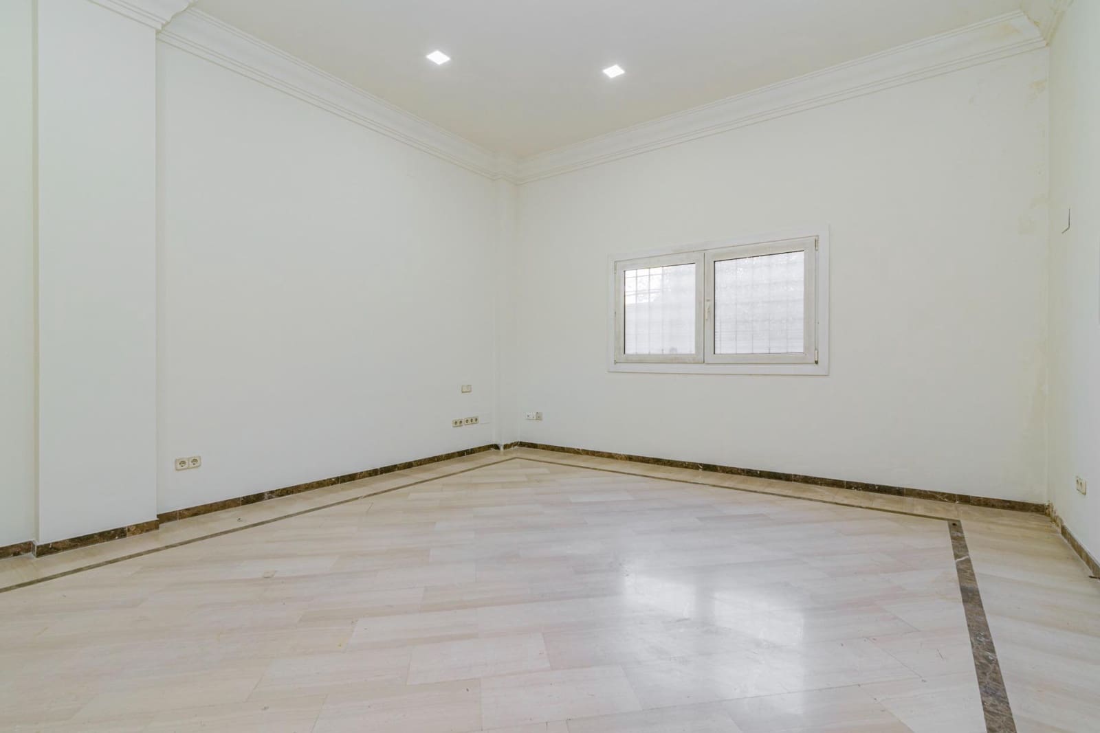 Erhverv til salg i Granada by - € 349.900 (Ref: 8943960)