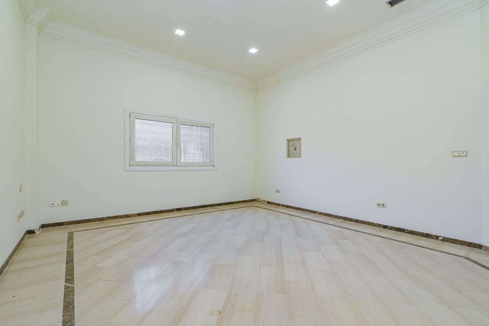 Erhverv til salg i Granada by - € 349.900 (Ref: 8943960)