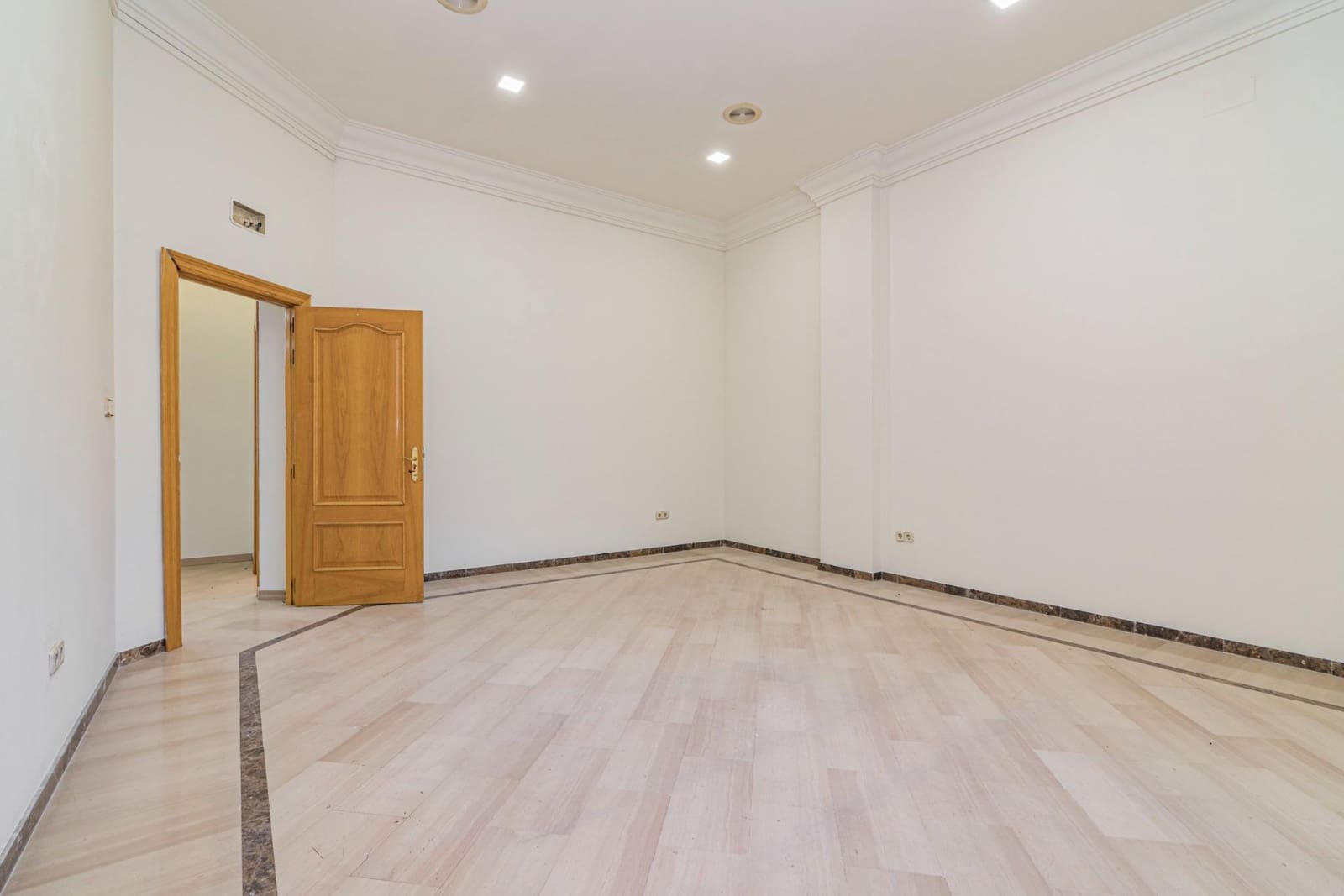 Erhverv til salg i Granada by - € 349.900 (Ref: 8943960)