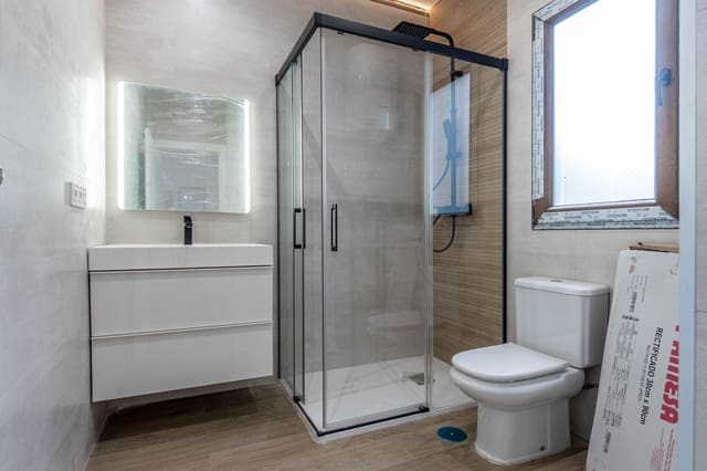 2 soveværelse Lejlighed til salg i Centro - Sagrario, Granada by - € 199.900 (Ref: 9001582)