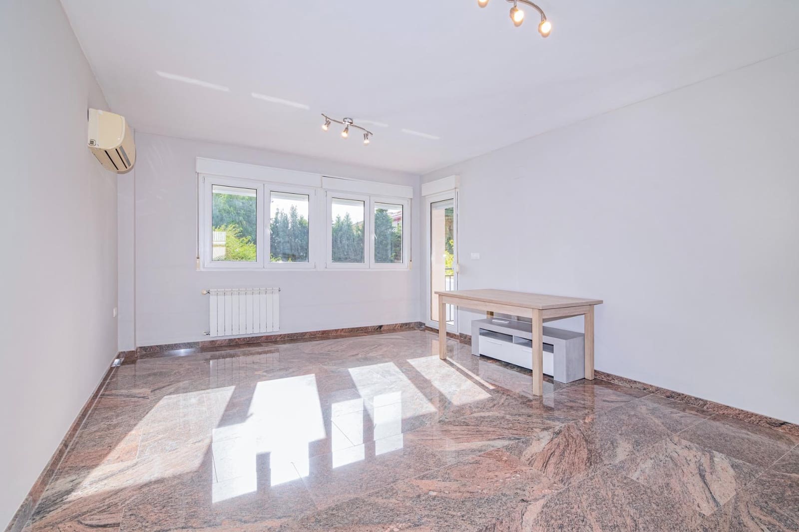 4 soveværelse Semi-Rækkehus til salg i Ogijares med swimmingpool garage - € 349.000 (Ref: 9192304)