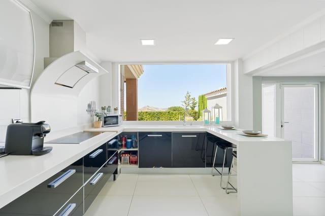 4 soveværelse Villa til salg i Otura med swimmingpool garage - € 489.000 (Ref: 9291531)