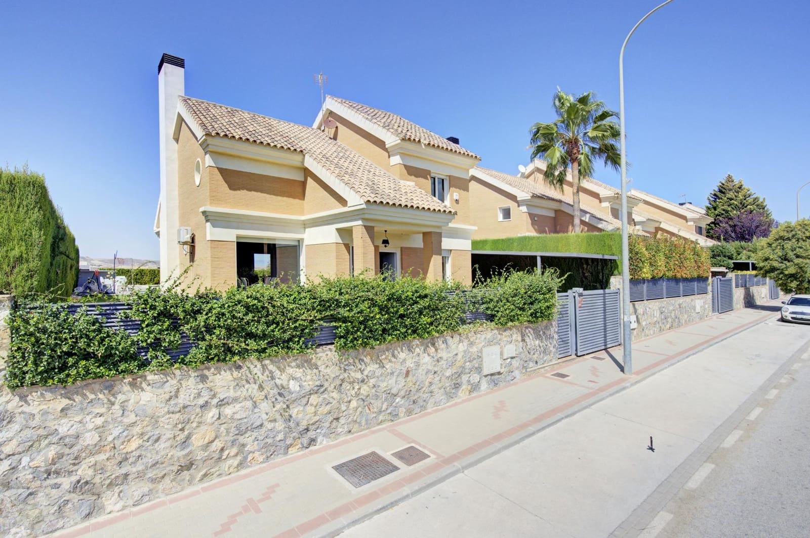 4 soveværelse Villa til salg i Otura med swimmingpool garage - € 489.000 (Ref: 9291531)