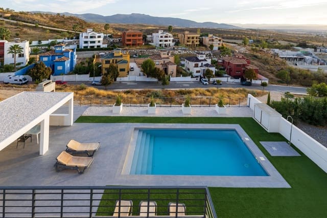 4 Zimmer Villa zu verkaufen in La Zubia mit Garage - 570.000 € (Ref: 9308488)