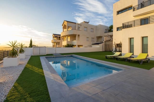 4 Zimmer Villa zu verkaufen in La Zubia mit Garage - 570.000 € (Ref: 9308488)