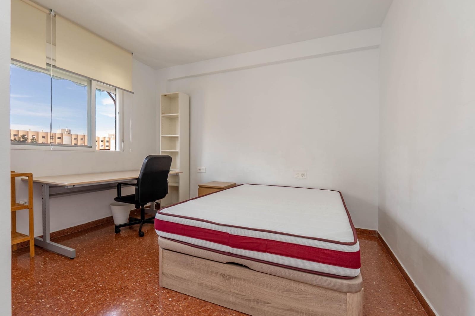 4 soveværelse Lejlighed til leje i Granada by - € 1.100 (Ref: 9367484)