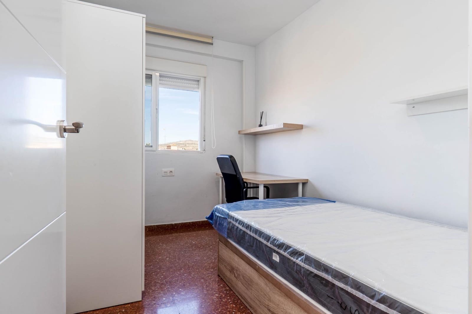 4 soveværelse Lejlighed til leje i Granada by - € 1.100 (Ref: 9367484)