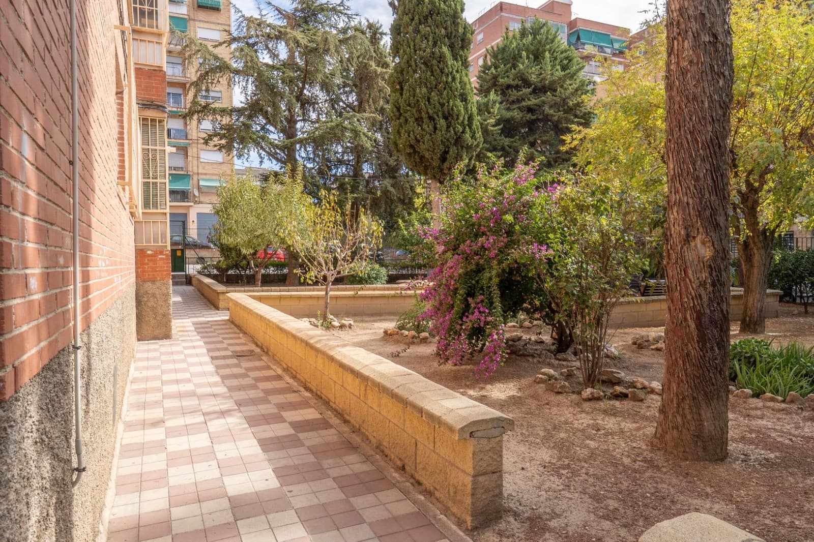 4 soveværelse Lejlighed til leje i Granada by - € 1.100 (Ref: 9367484)