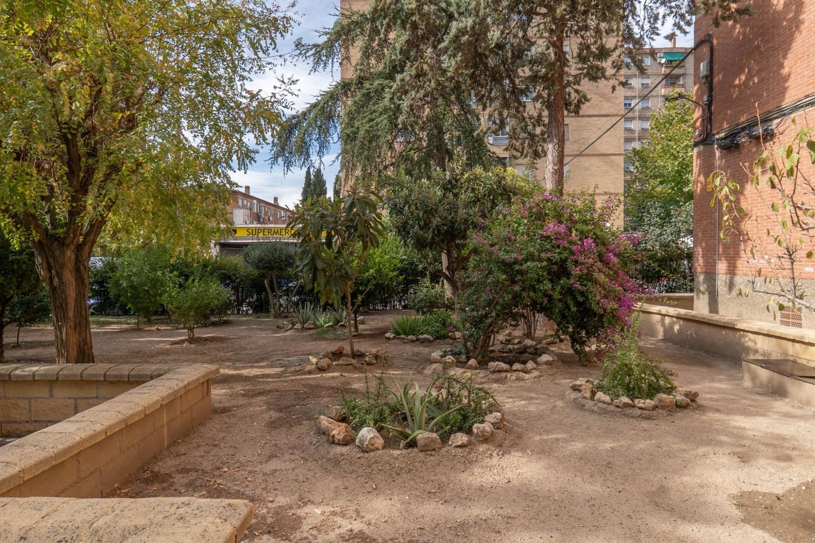 4 soveværelse Lejlighed til leje i Granada by - € 1.100 (Ref: 9367484)