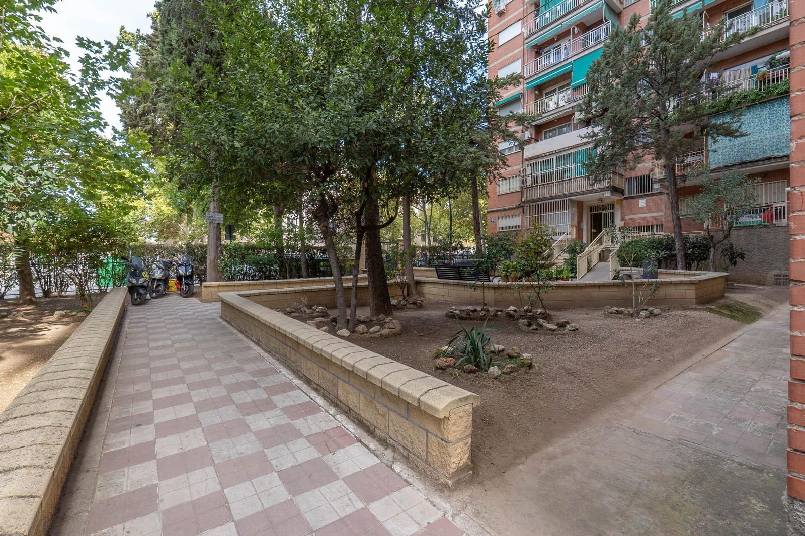 4 soveværelse Lejlighed til leje i Granada by - € 1.100 (Ref: 9367484)