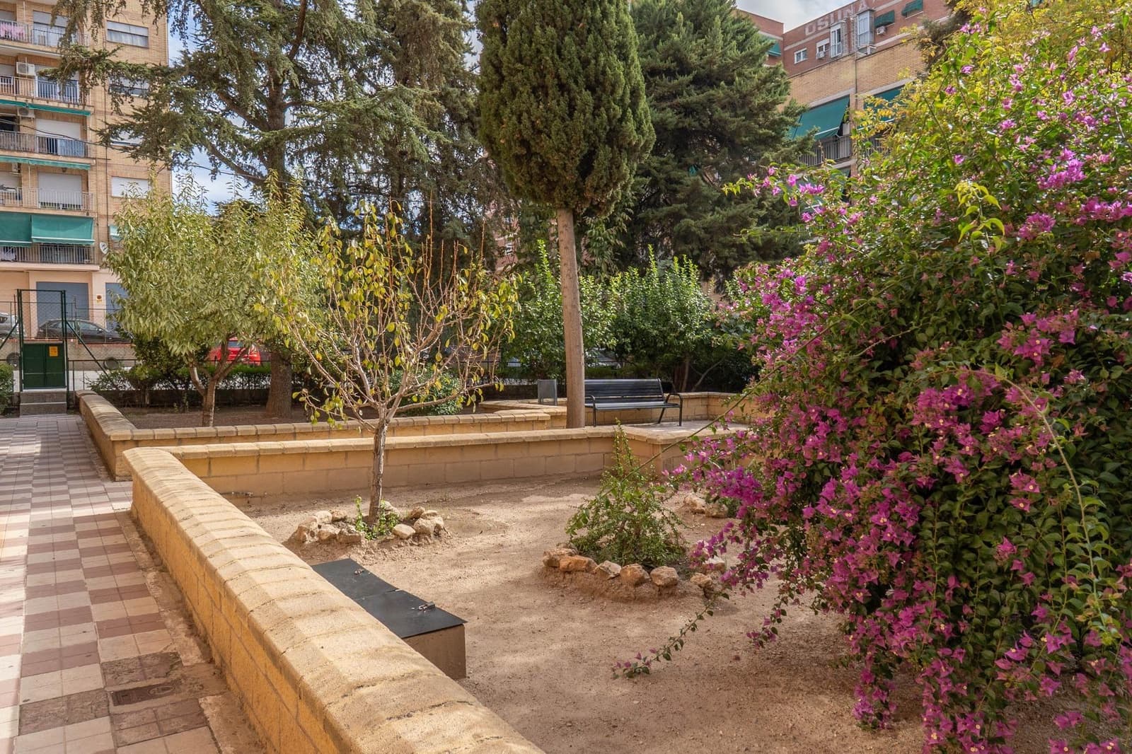 4 soveværelse Lejlighed til leje i Granada by - € 1.100 (Ref: 9367484)