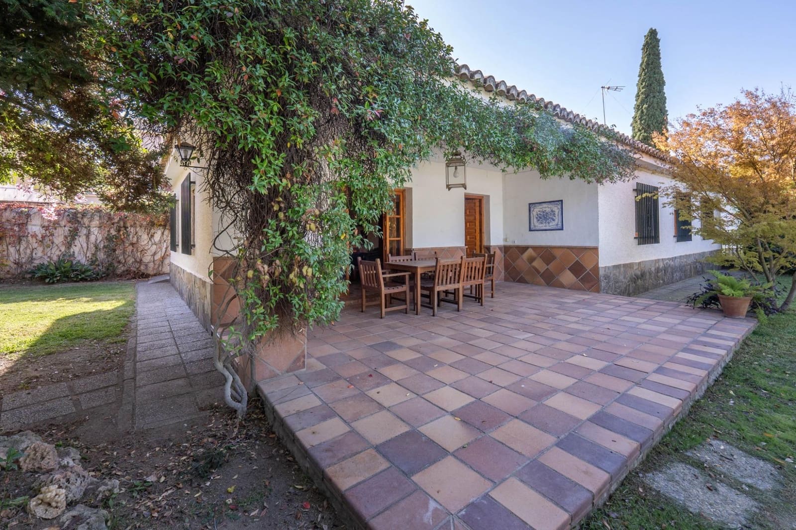 4 bedroom Villa for sale in Ogijares with pool garage - € 449,000 (Ref: 9419682)