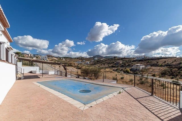 3 Zimmer Villa zu verkaufen in La Zubia mit Pool Garage - 320.000 € (Ref: 9419702)