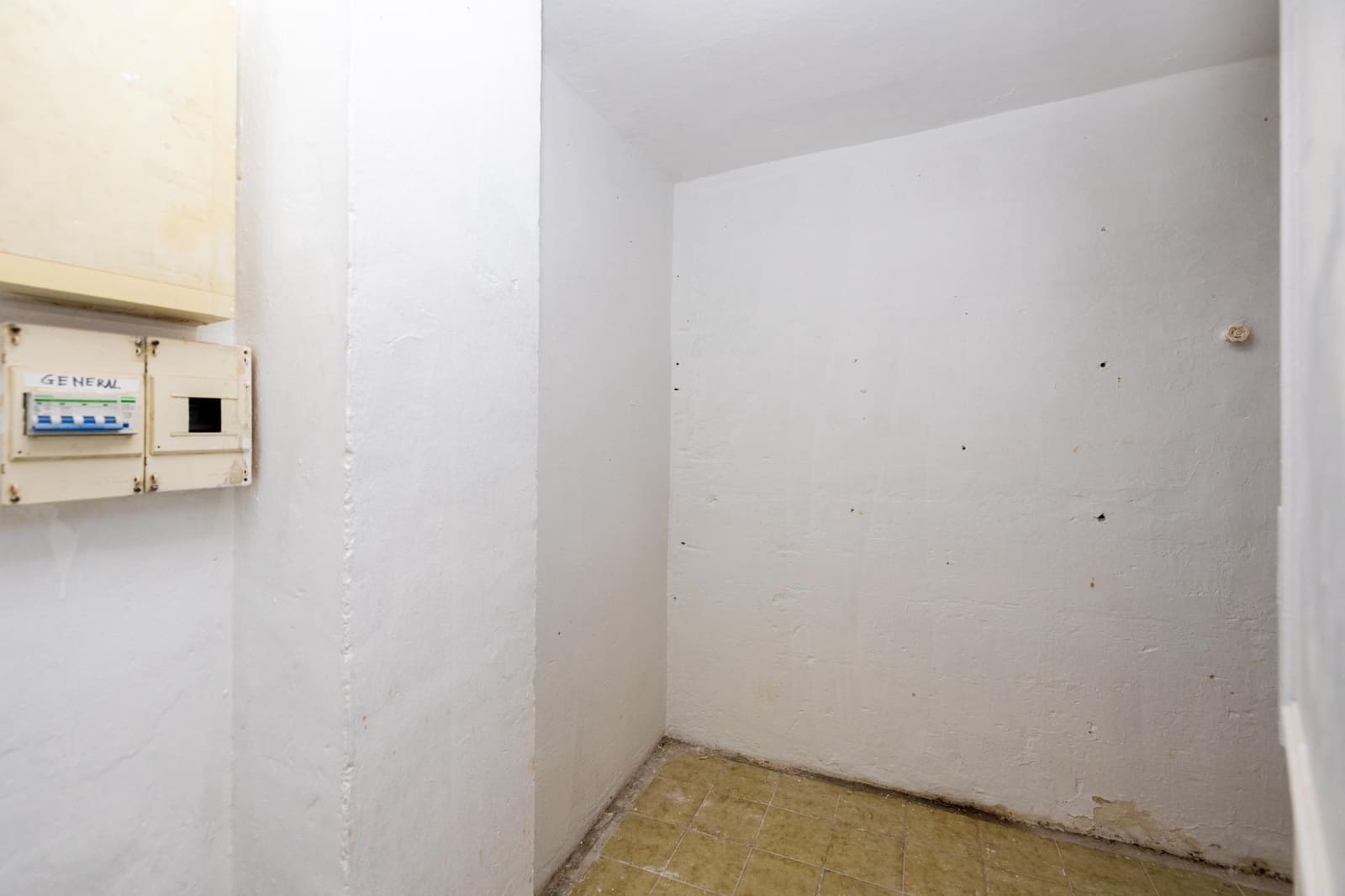 Commercieel te koop in Granada stad - € 95.000 (Ref: 9419709)