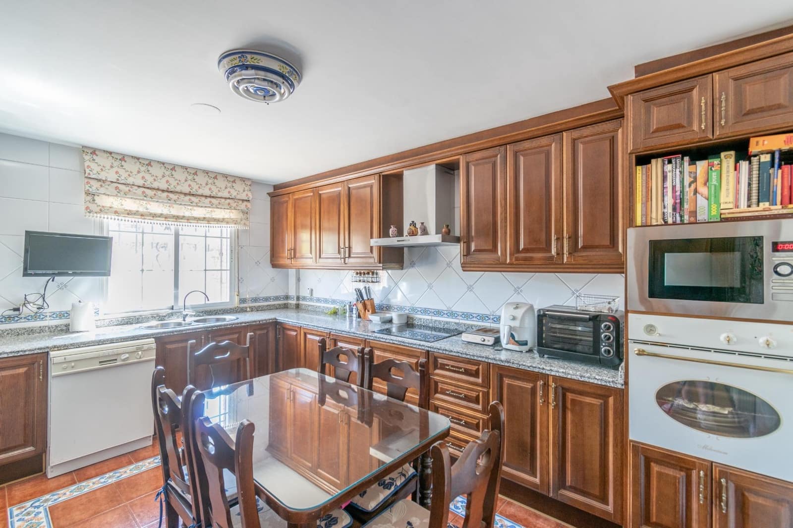 4 Zimmer Villa zu verkaufen in La Zubia mit Pool Garage - 380.000 € (Ref: 9419711)