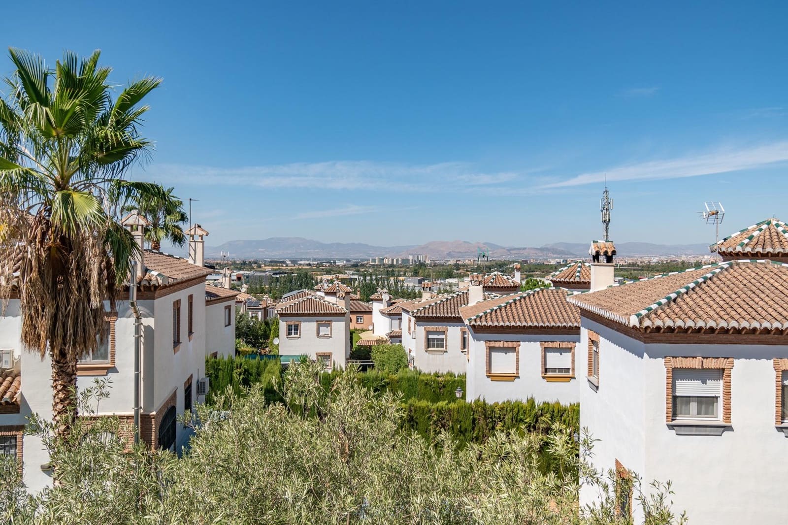 4 Zimmer Villa zu verkaufen in La Zubia mit Pool Garage - 380.000 € (Ref: 9419711)