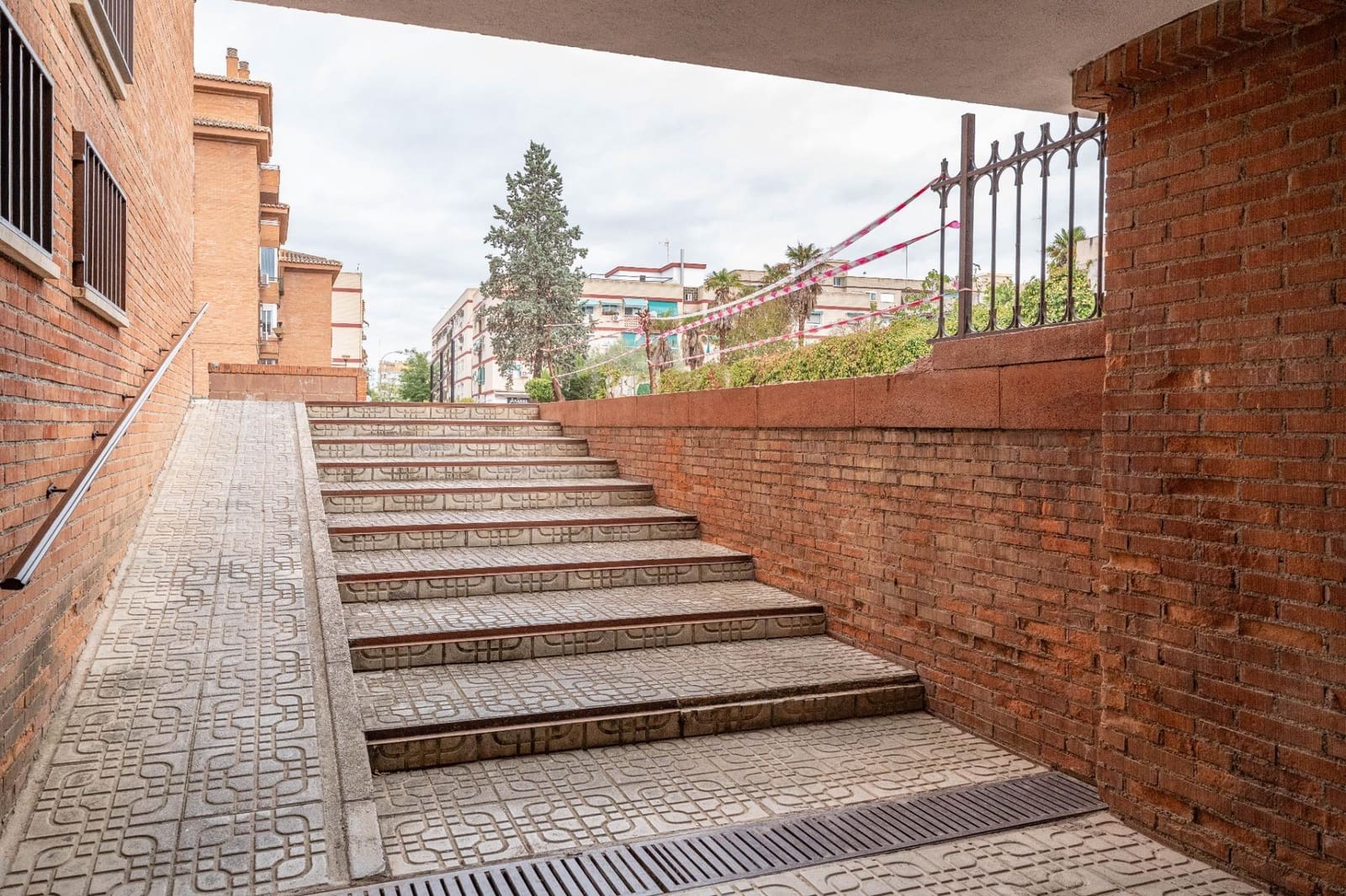 4 Zimmer Wohnung zu verkaufen in Granada Stadt mit Garage - 297.000 € (Ref: 9419716)